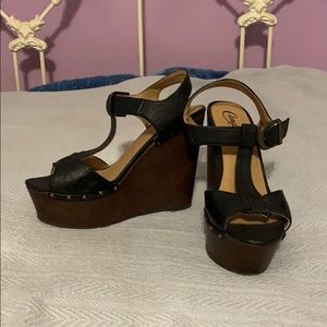 Black/dark brown wedges